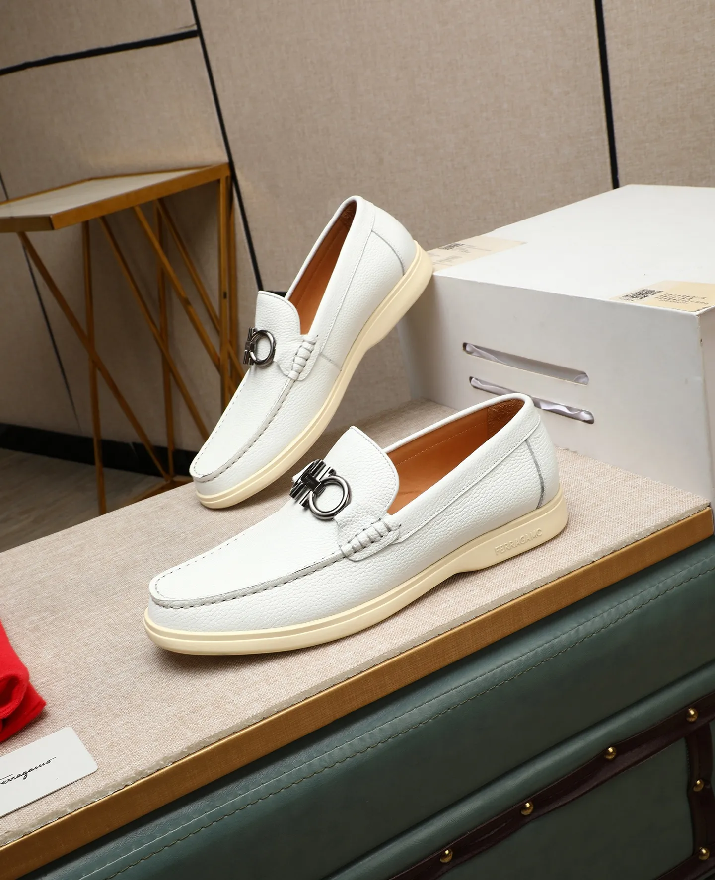 Men's shoes 💰580 📛📛(water-dyed cow lining) Salvatore Ferragamo high-end (Salvatore Ferragamo) is the top international luxury footwear brand. It comes from the fashion kingdom of Italy. It is famous all over the world for its traditional handmade design and novel styles... 🚶🏻🚶🏻New suit shoes are available simultaneously at the counter. This style is purely handmade. The fabric is imported Italian calfskin➕Soft water-dyed cowhide lining. Original authentic outsole🌀🌀Size: 38➖44 (45 46 customized)